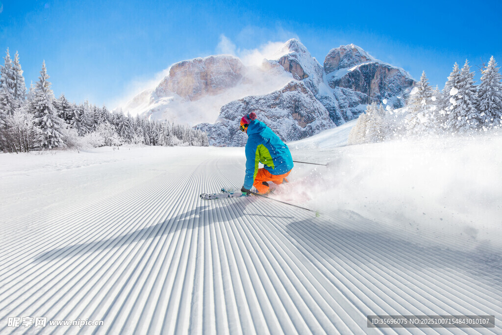 雪地中滑雪者的动感瞬间