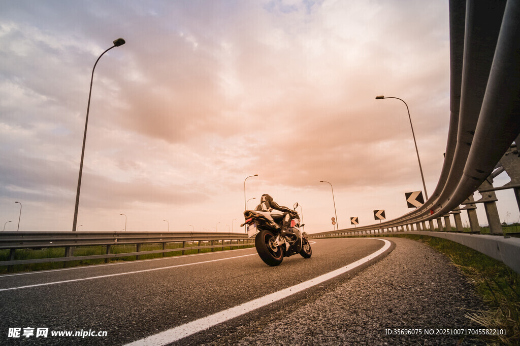 公路上的摩托车骑行风景