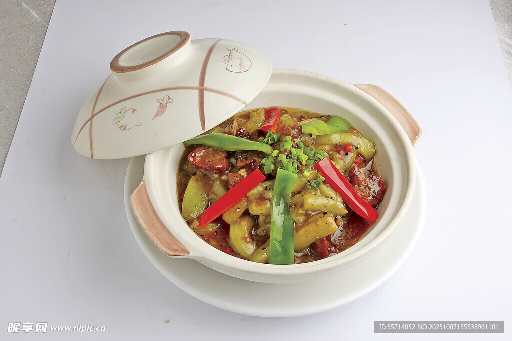 陶瓷煲中的多彩蔬菜料理