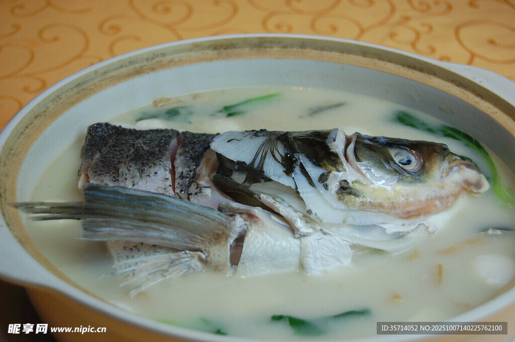 奶白色鱼头汤特写