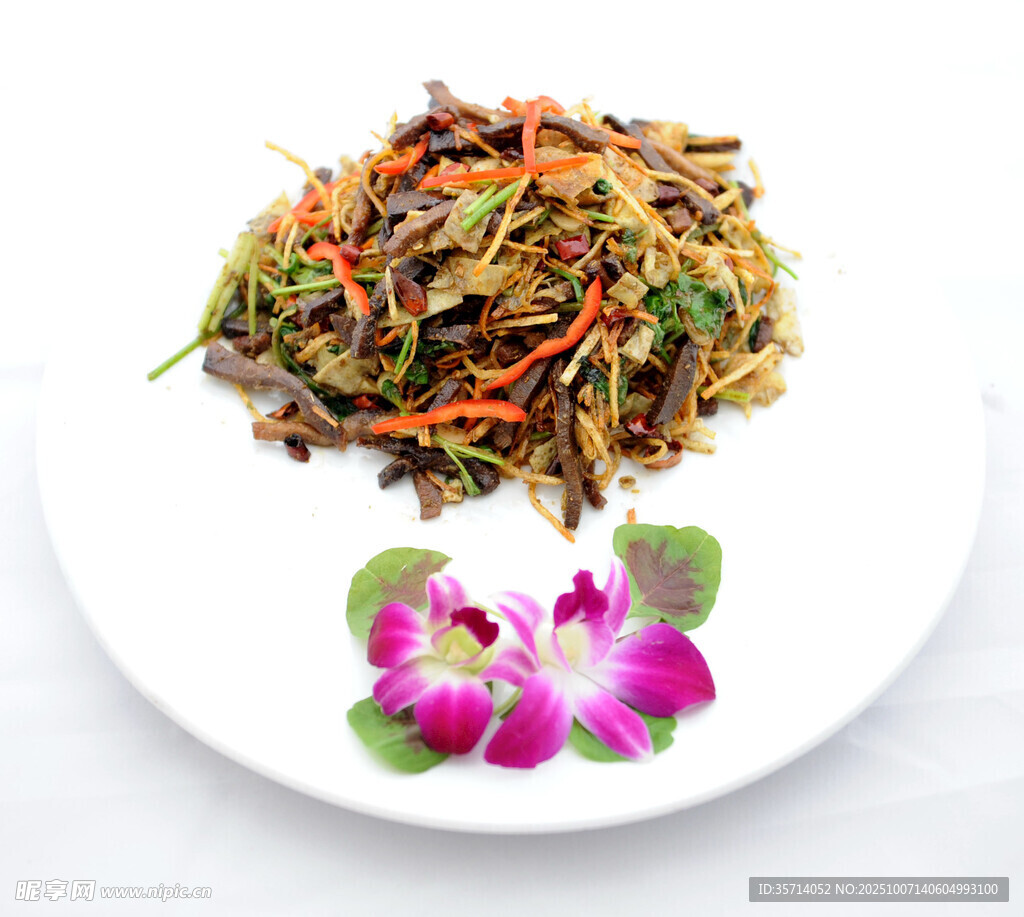 兰花点缀的五彩凉拌菜