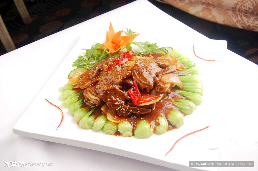 美味酱烧海参配翠绿蔬菜