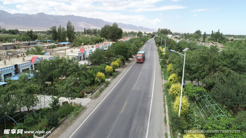城郊宽阔公路景观