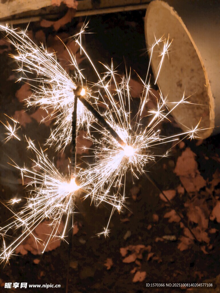 燃放中的绚烂手持烟花