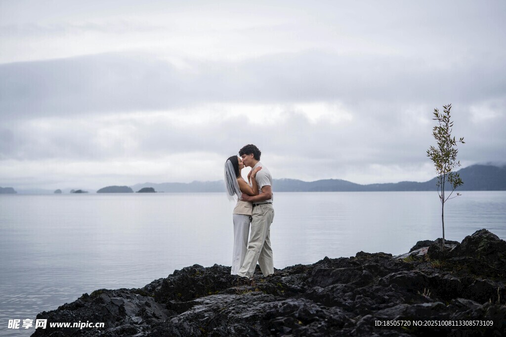 海边礁石上的浪漫情侣