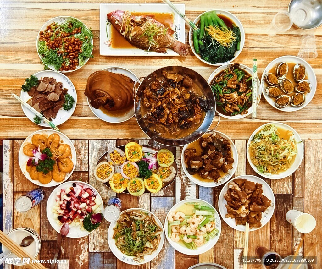 丰盛中式菜肴摆满一桌