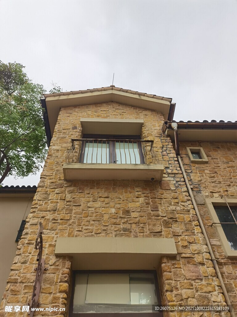 古朴石砌建筑外观