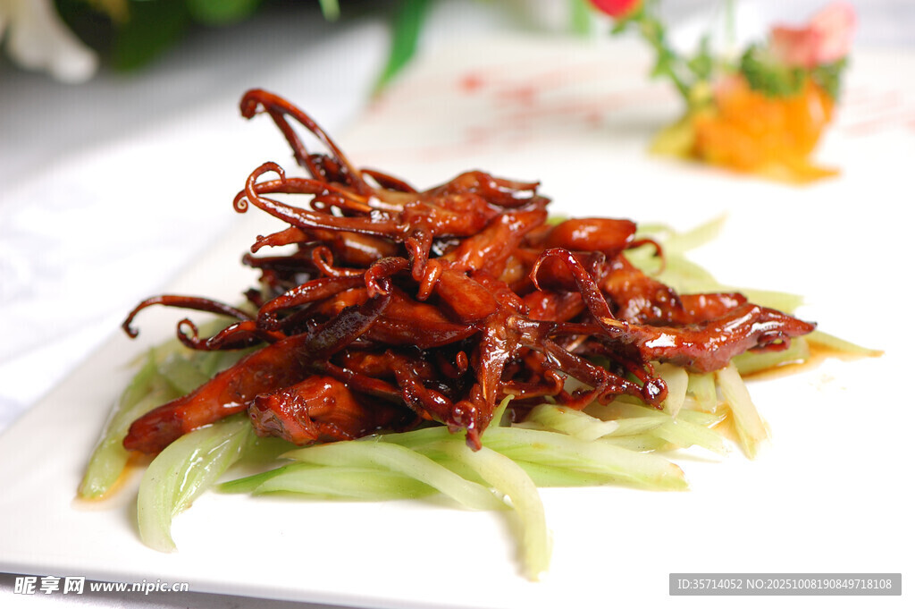 美味酱鸭舌摆于盘中