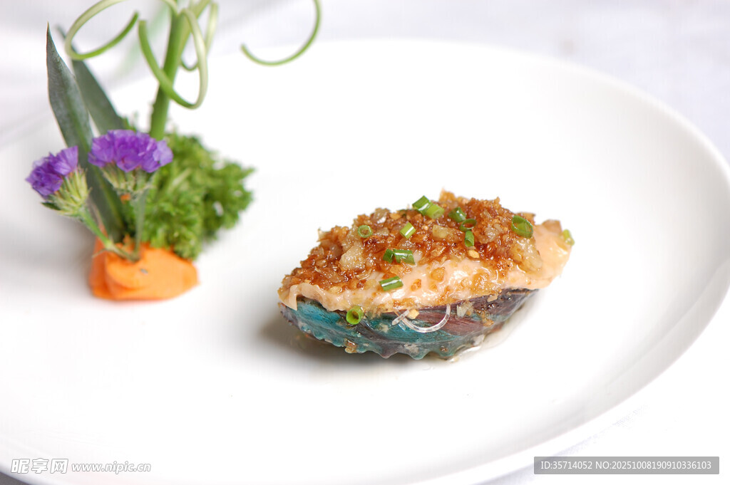 精致摆盘的美味鱼肉料理