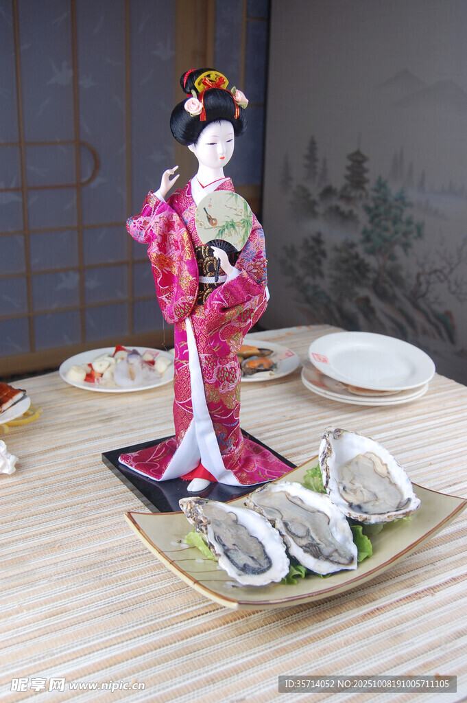 日式艺伎摆件与寿司料理