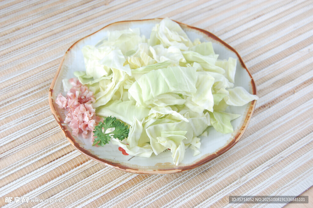 盘中脆嫩卷心菜