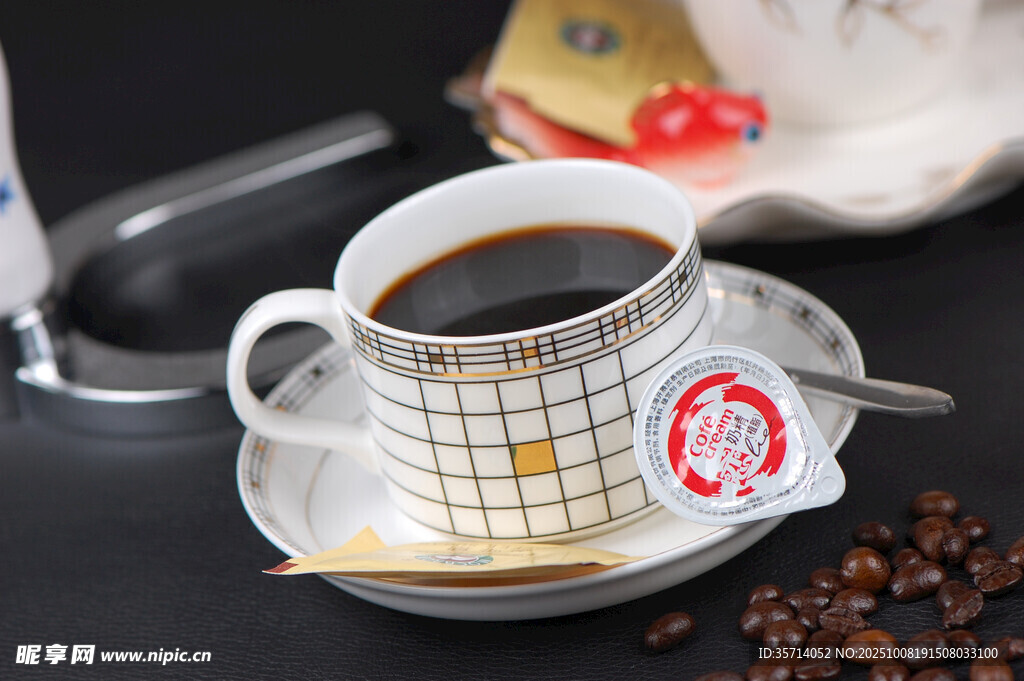 精致咖啡杯中的香醇咖啡