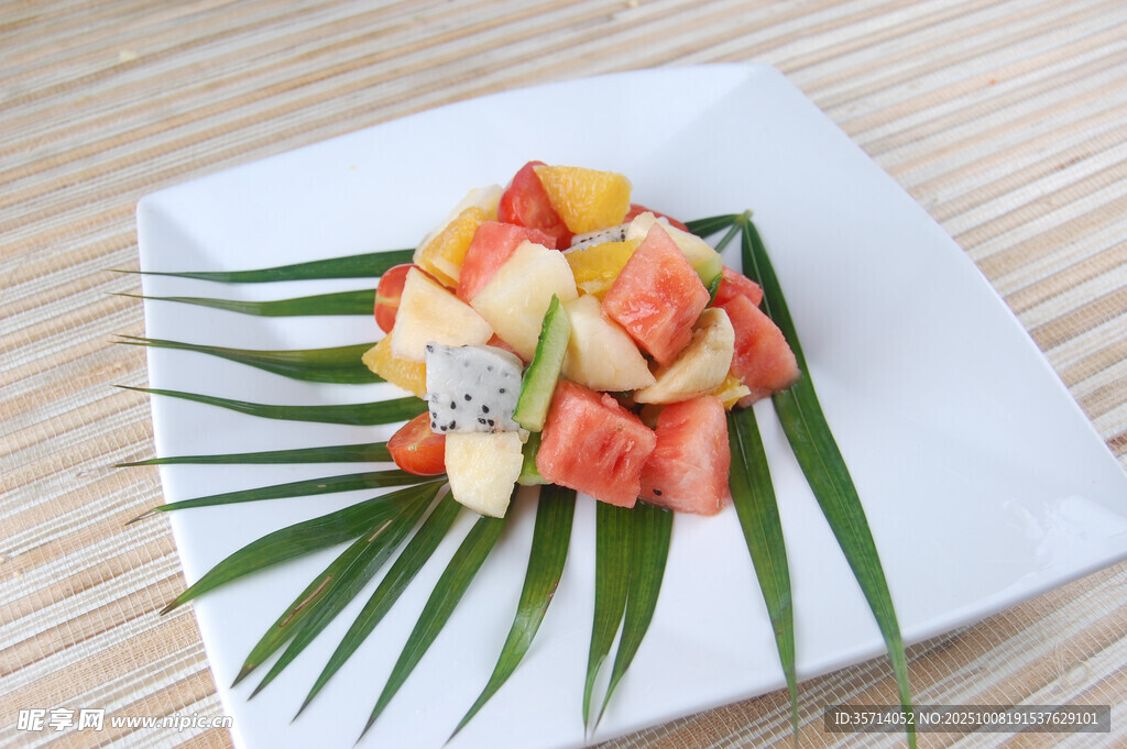 精致水果拼盘摆放在绿叶上