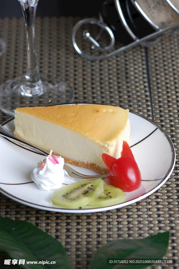 美味芝士蛋糕配鲜果装饰