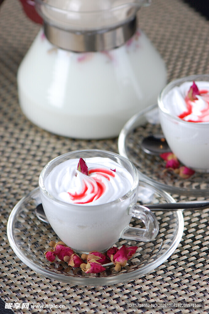 玫瑰装饰的美味奶油甜点