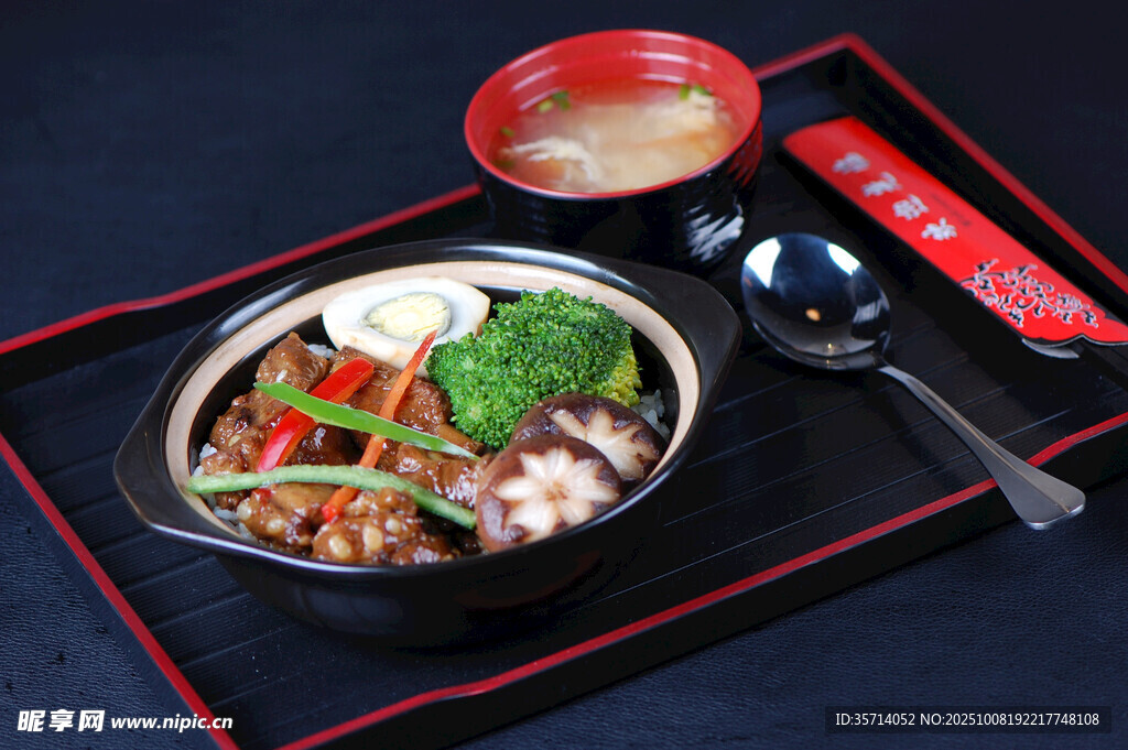 日式盖饭配汤与餐具