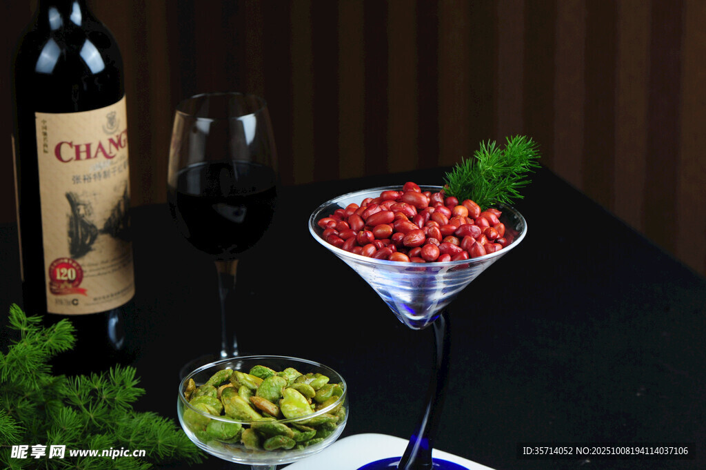 美酒配精致小吃与沙拉