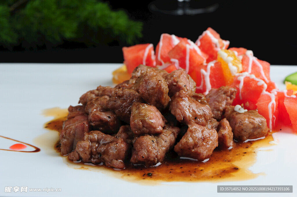 美味牛肉配多彩蔬果