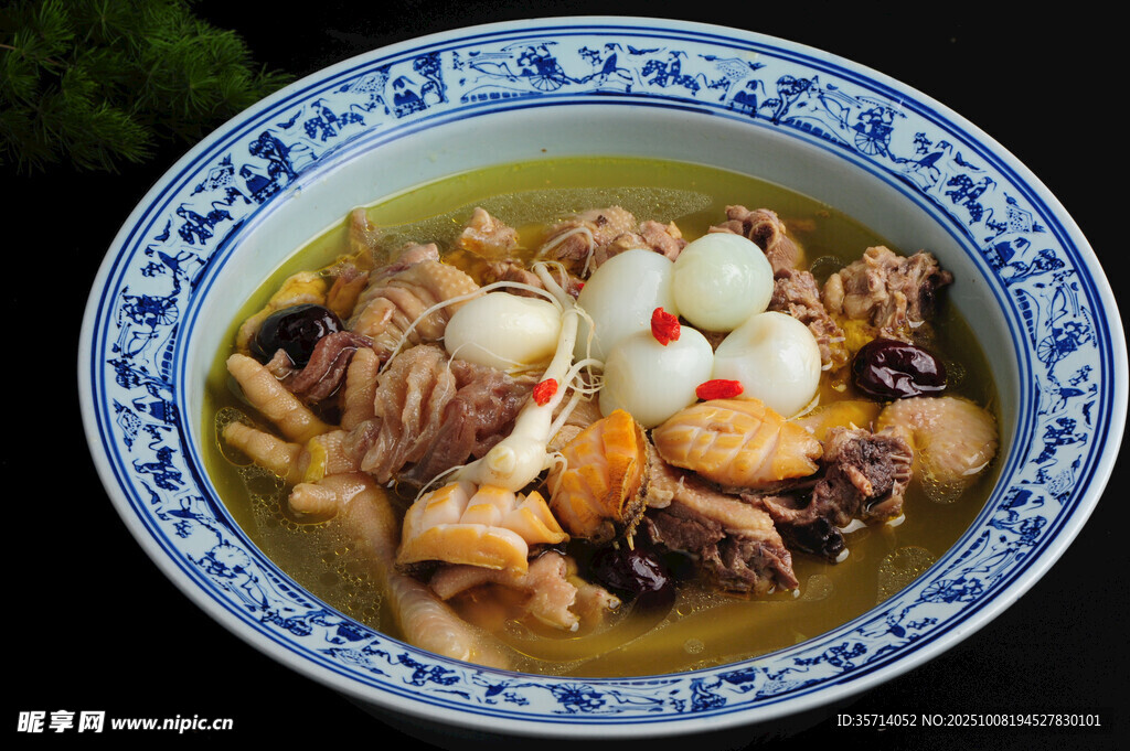 蓝白瓷碗中的美味炖菜