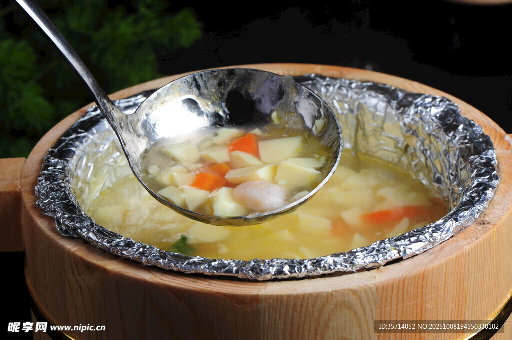 木锅中的美味蔬菜汤
