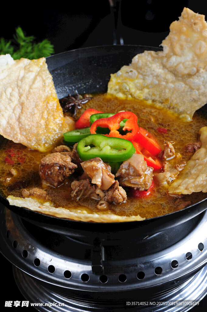 美味炖菜配香脆饼