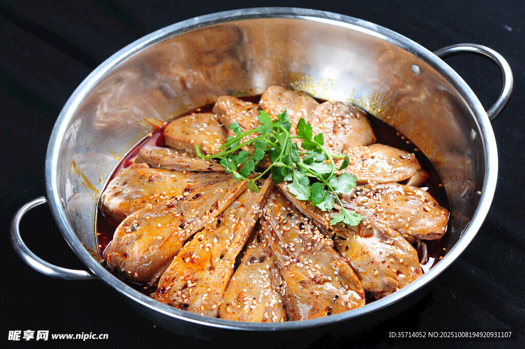 美味香煎鱼摆放在锅中