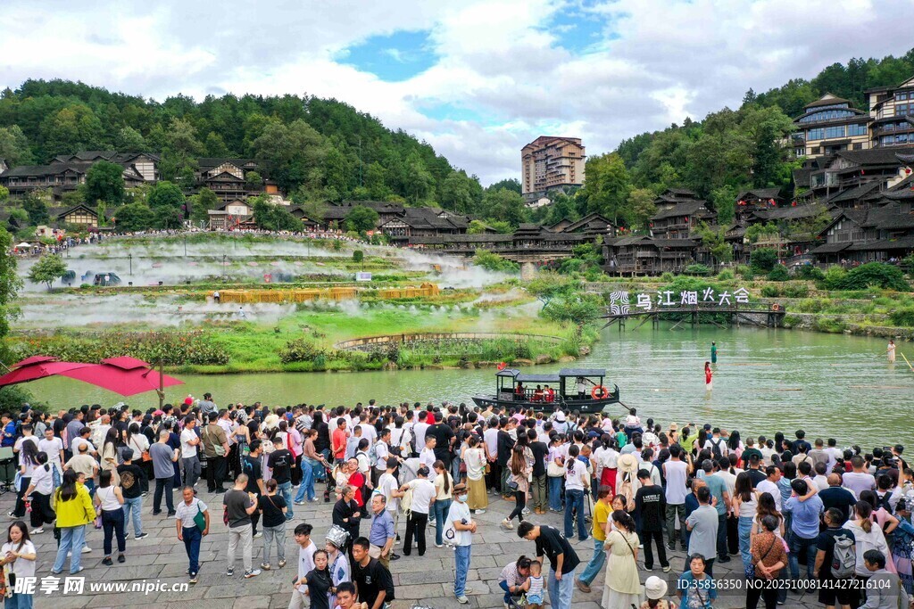 乌江寨景区热闹景象
