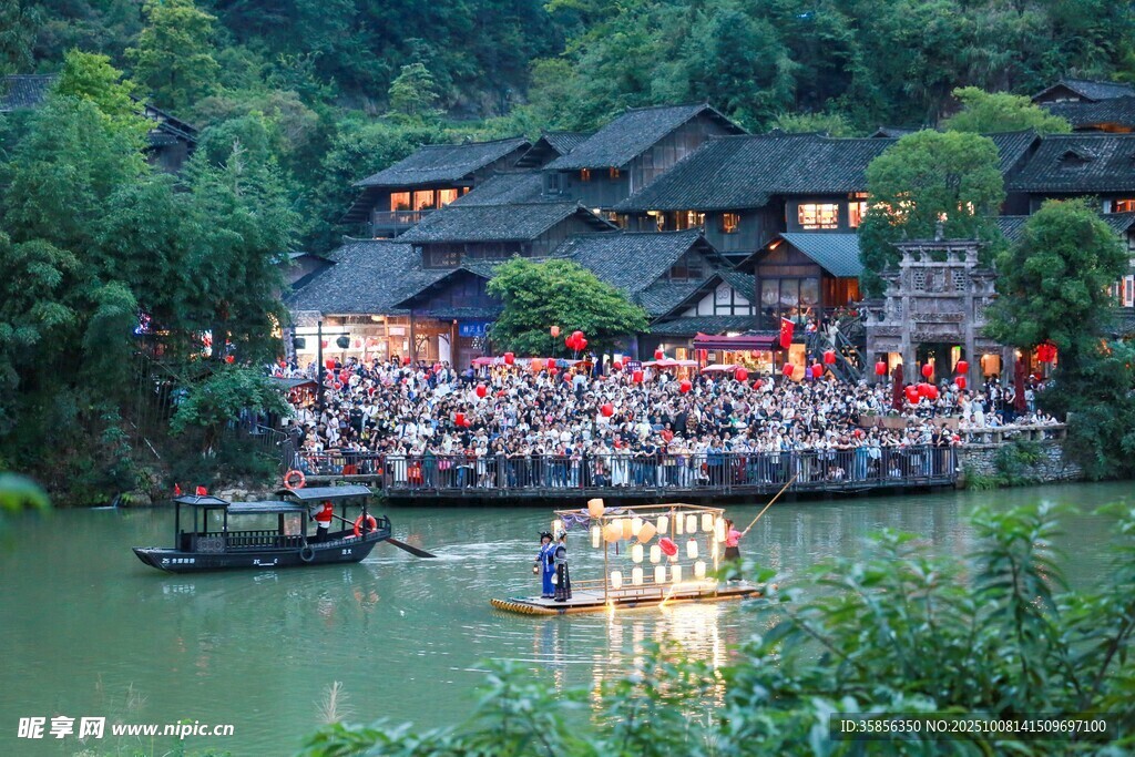 乌江寨夜景游人如织