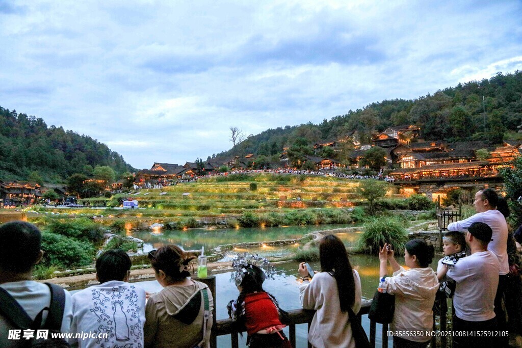 游客赏景乌江寨