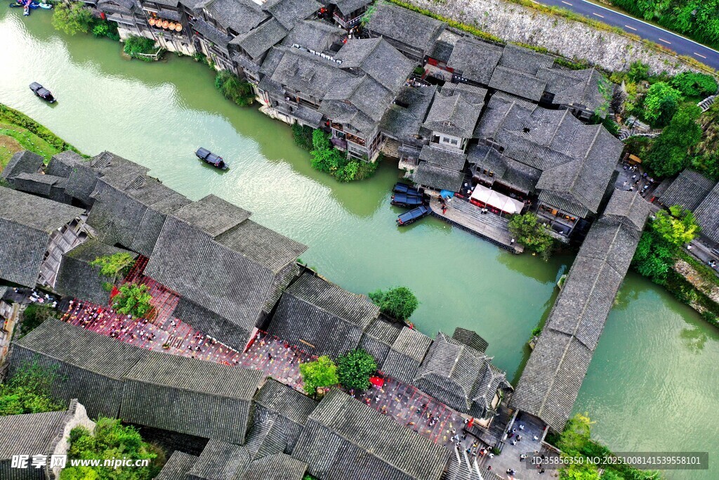 游客在乌江寨游览