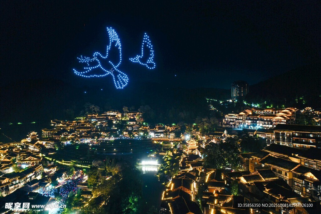 乌江寨夜空下的无人机灯光秀