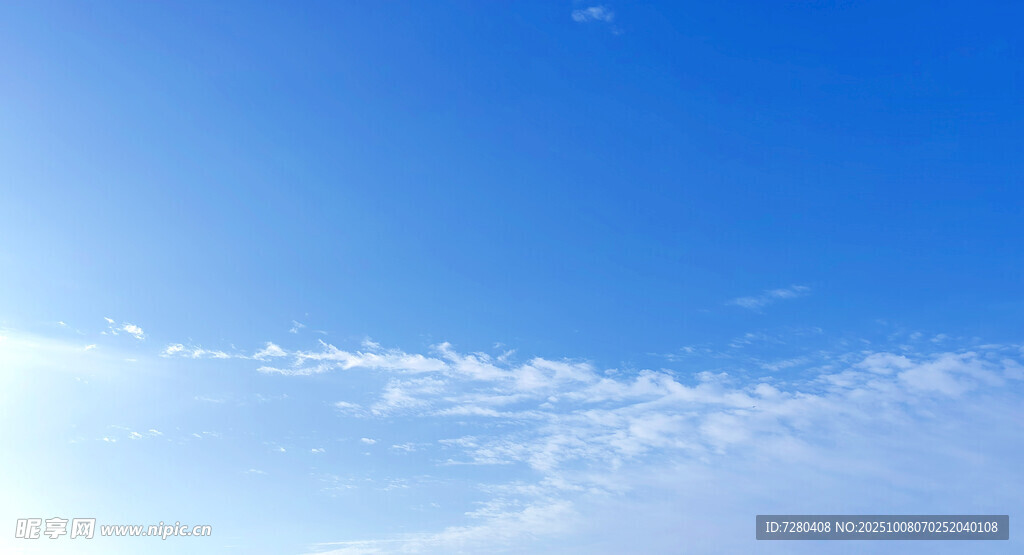 晴朗蓝天轻盈白云