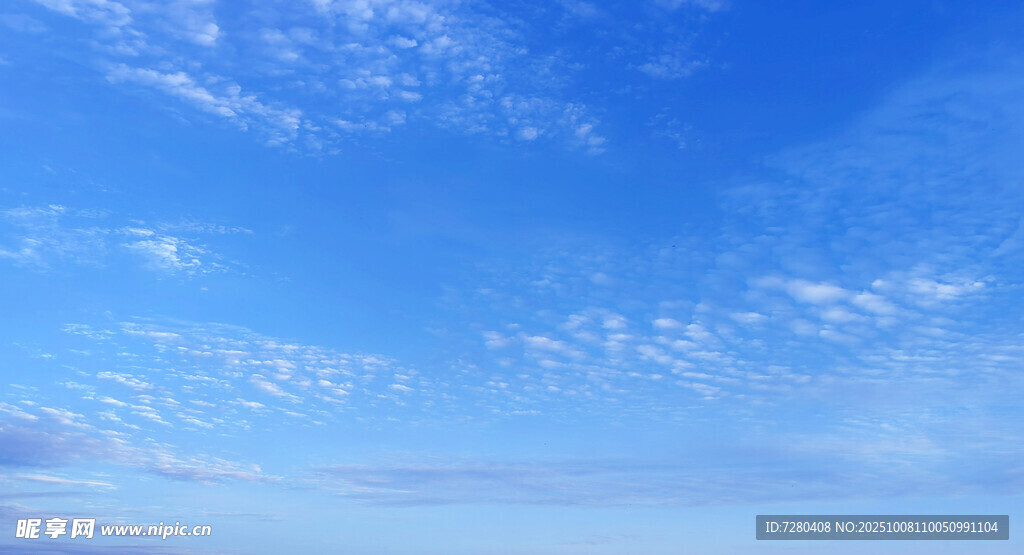 蓝天飘着几朵白云