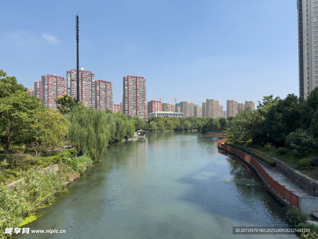城市河畔风光