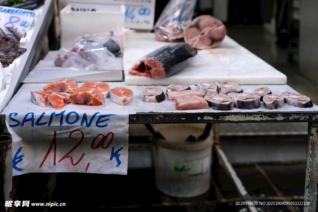海鲜摊位上的新鲜三文鱼