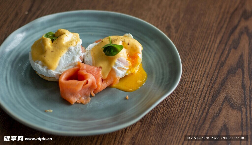 三文鱼水波蛋美食特写