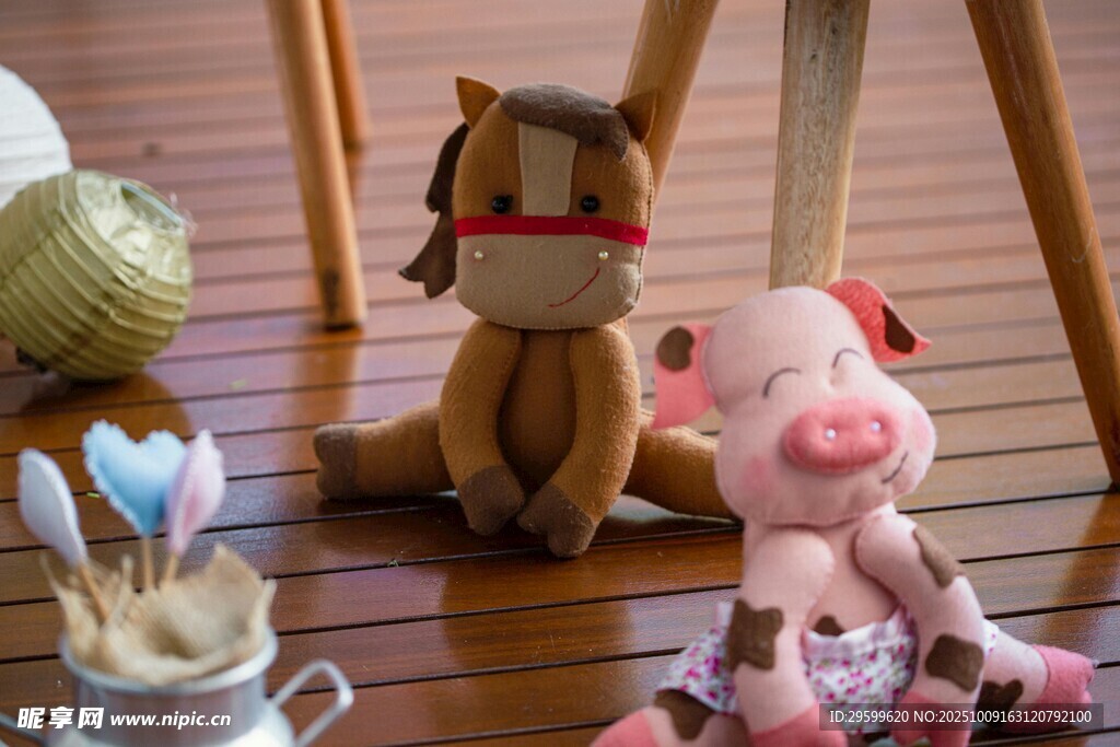 可爱毛绒玩具摆放在木台上