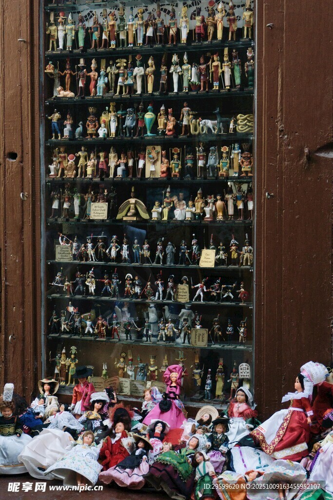 传统手工艺品集市热闹场景