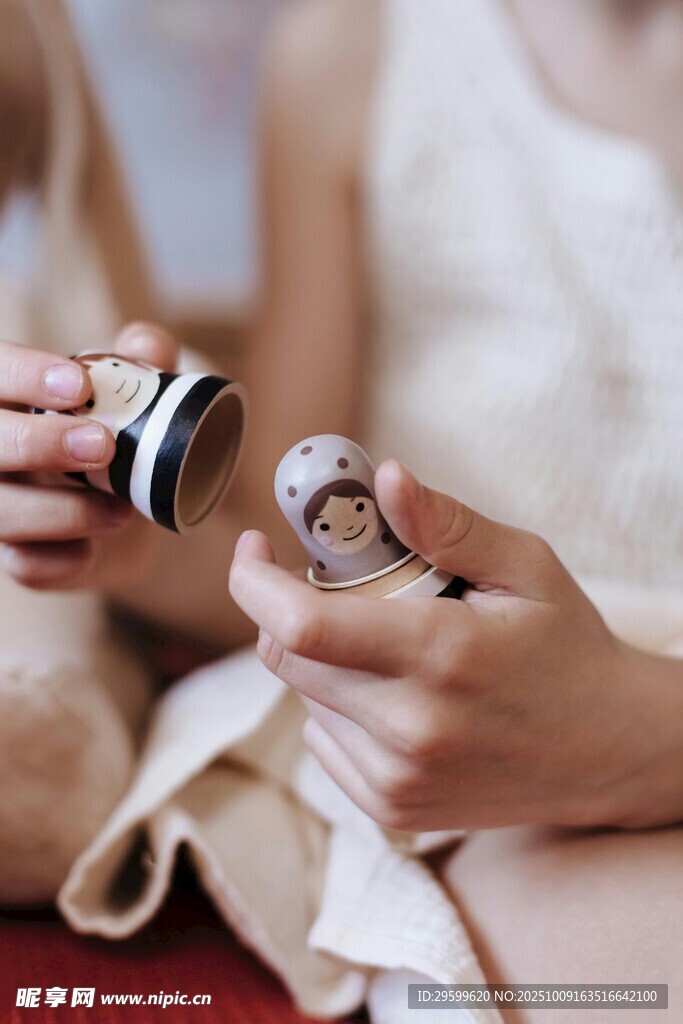 新人手持婚戒特写