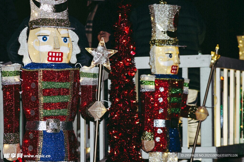 节日装饰胡桃夹子人偶