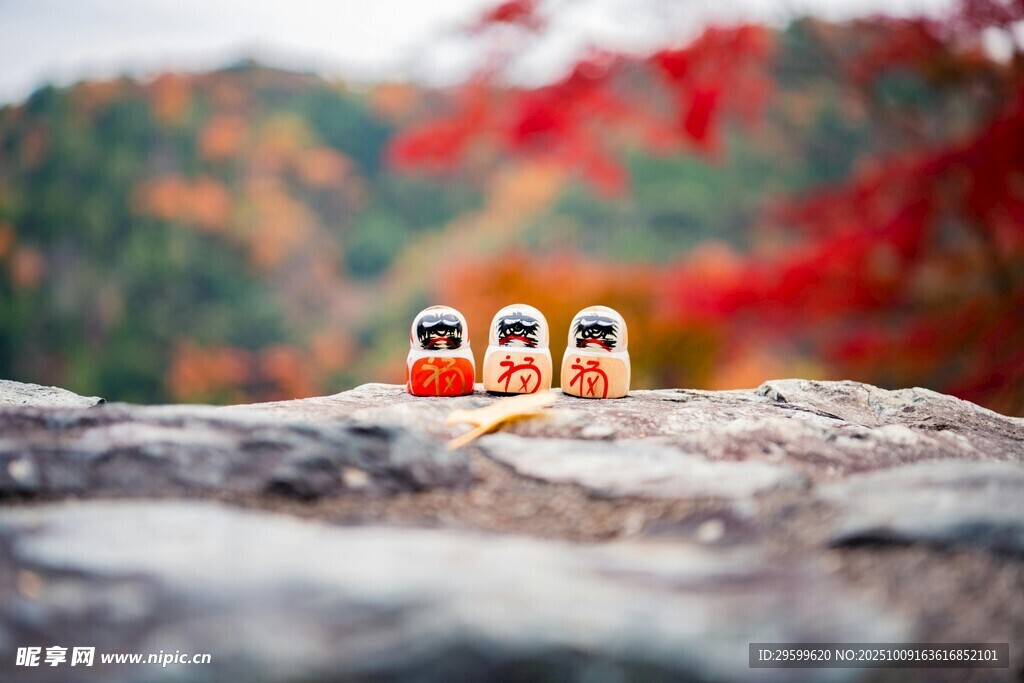 石头上的可爱卡通小物件