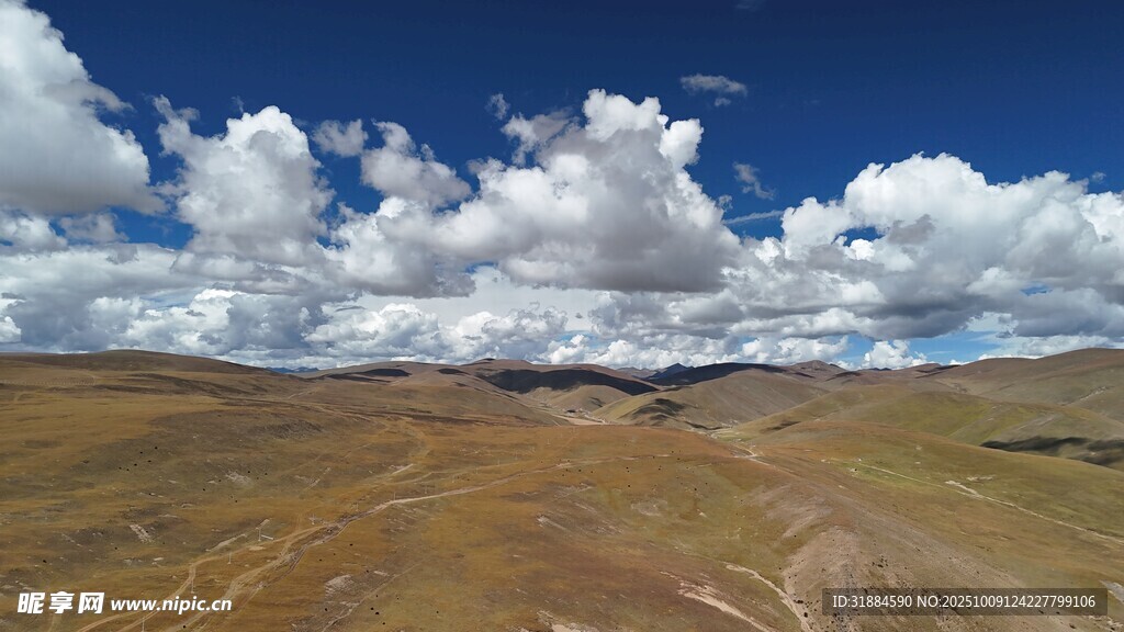 辽阔高原蓝天白云美景