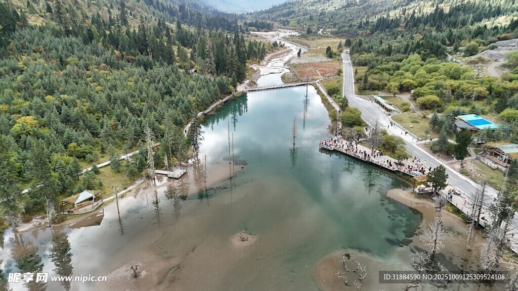 山谷间的河流与桥梁景观