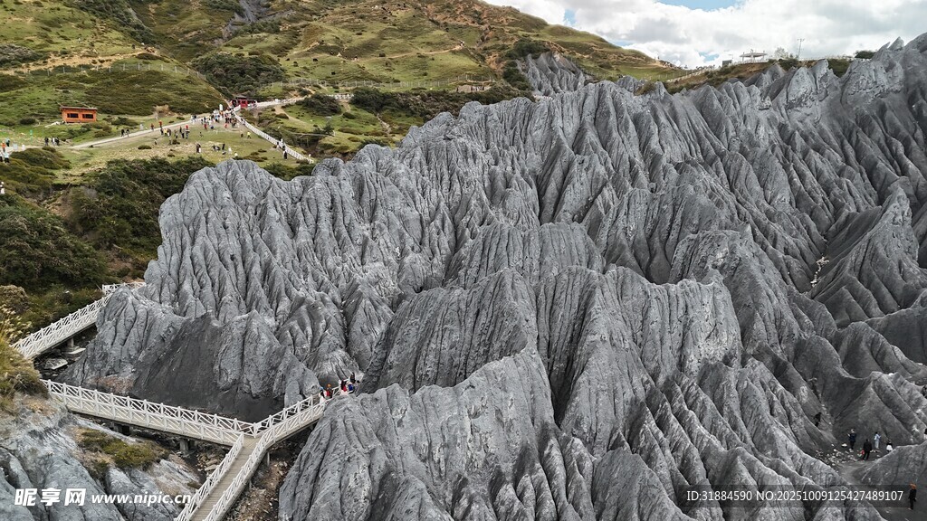 壮观的灰色山地景观