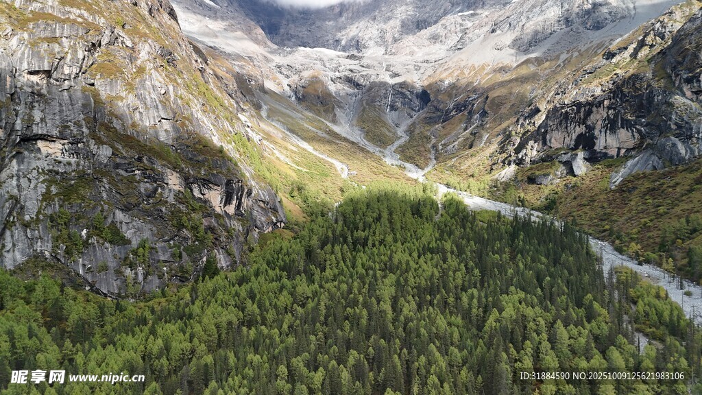 山间葱郁谷地壮丽景观