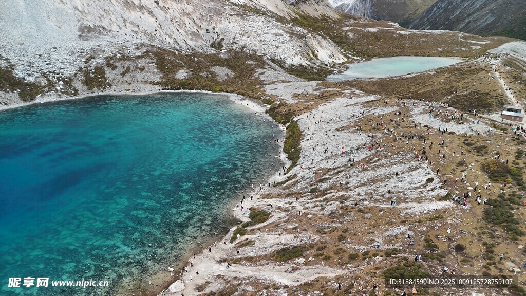 绝美蓝湖海岸风光