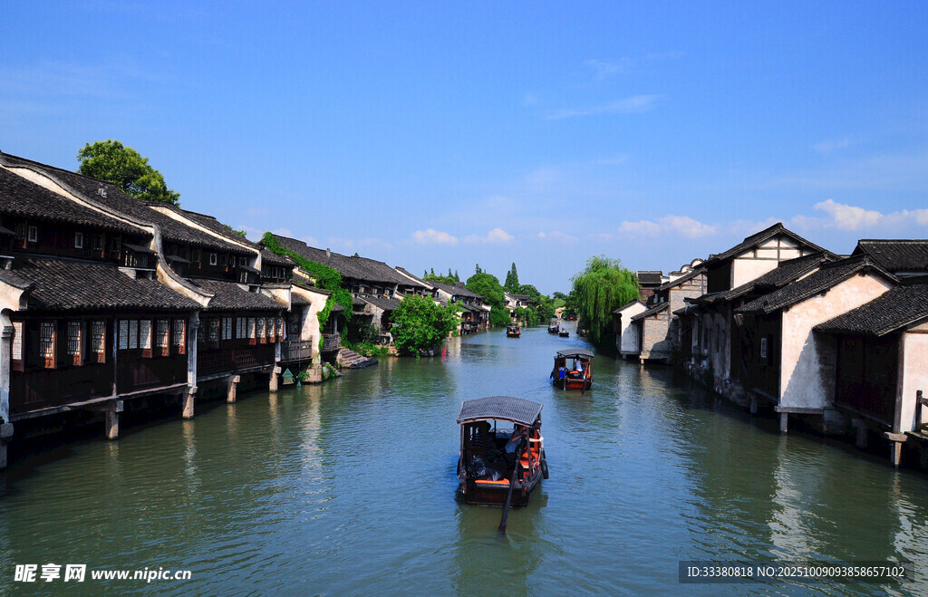 江南水乡河道上的小船
