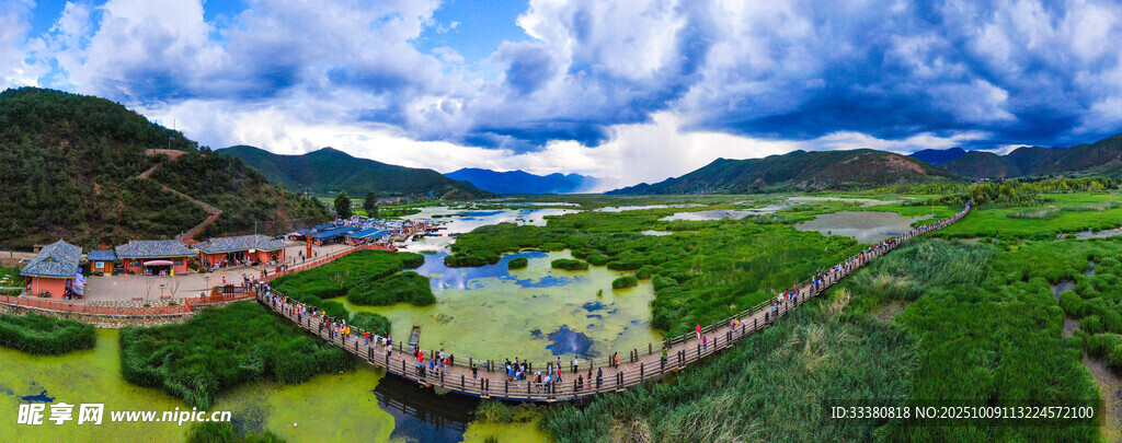 山间美景中的桥梁与绿地