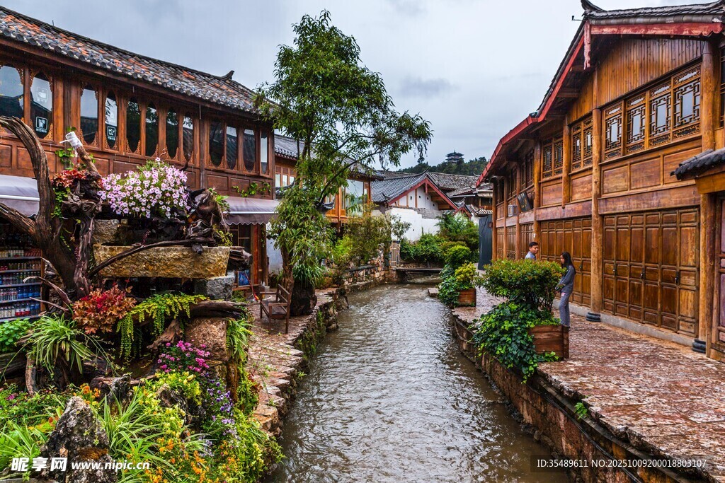古巷流水旁的木质民居