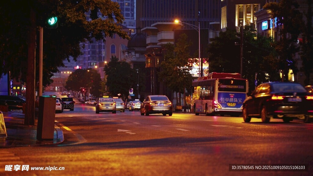城市夜晚繁忙街道景象